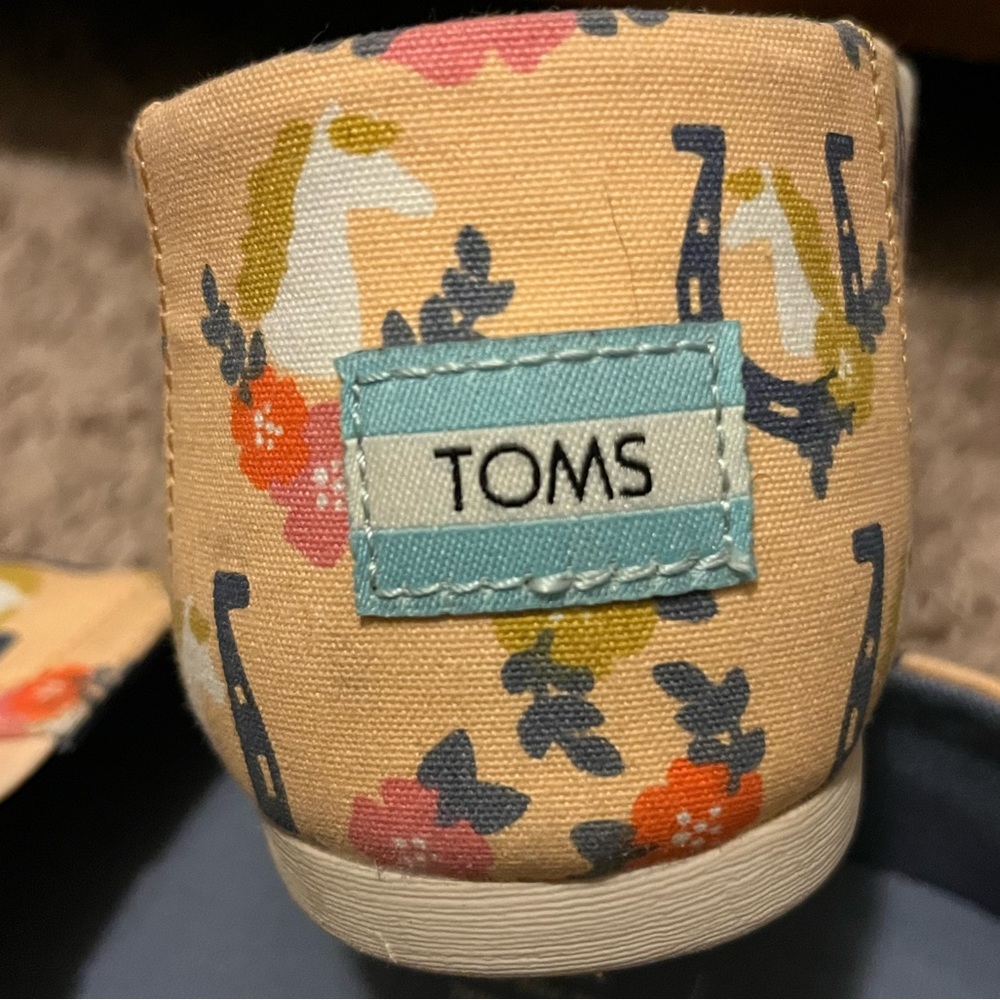 Apricot floral horse and horseshoe Toms